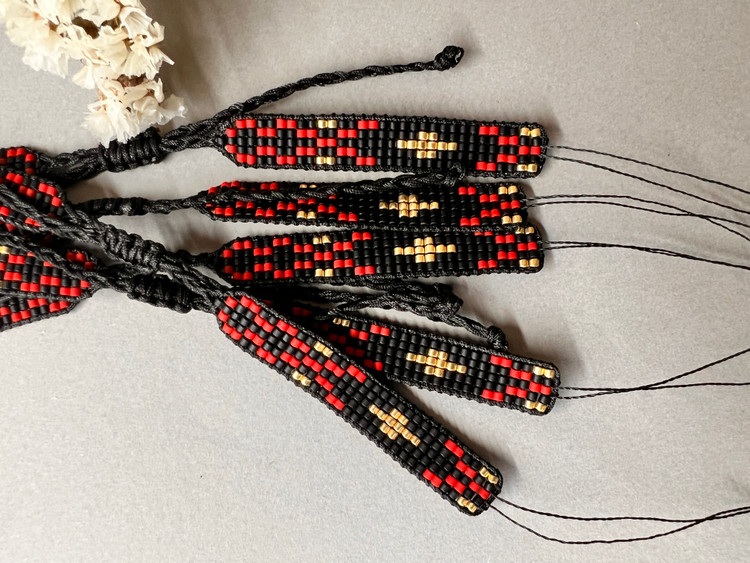 دستبند میوکی با طیف رنگ ( مشکی، قرمز) سفارش بصورت عمده