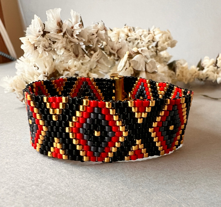 دستبندمیوکی بافت آجری مدل لوزی رنگبندی ( قرمز ، مشکی)