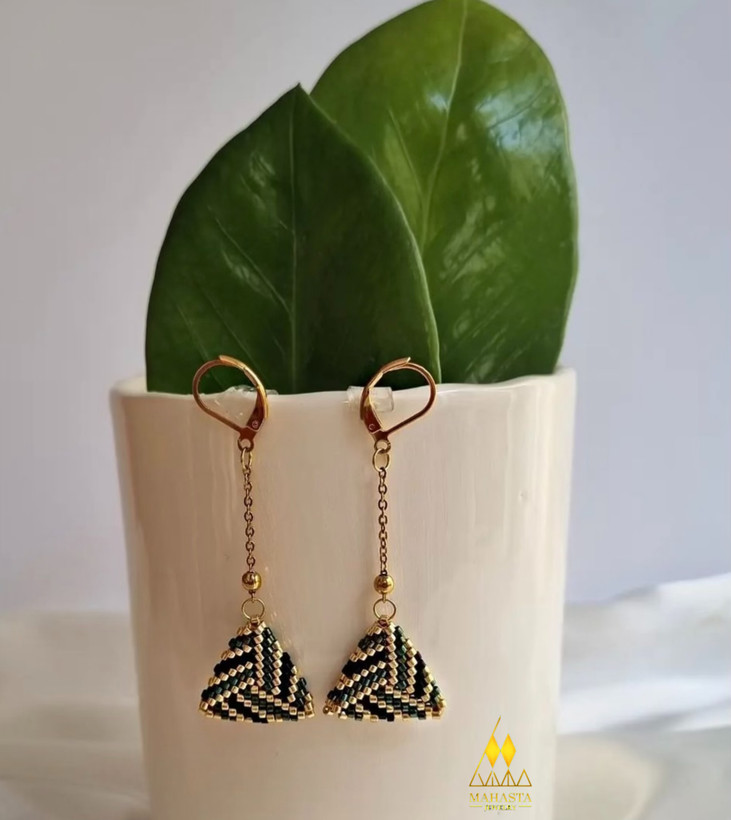 گوشواره میوکیطرحمثلثیمدل آویز طیف رنگ ( مشکی ، طلایی)