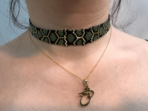 چوکرمیوکیمدل پوست ماری ترکیب با گوی طلا