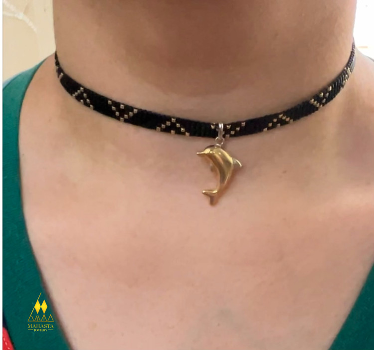 چوکرمیوکیترکیب با طلا آویز مدل دلفین طیف رنگ ( مشکی، طلایی)