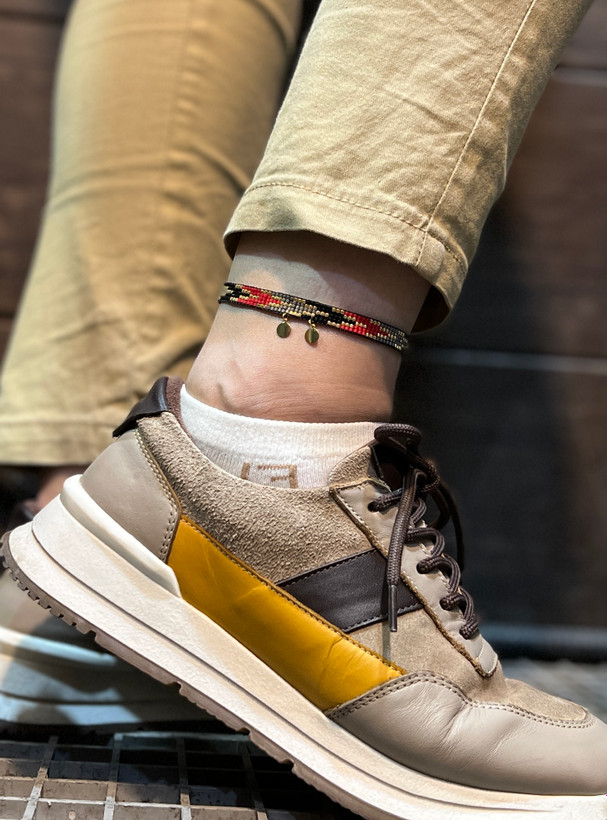 پابند میوکی با آویزهای طلا طیف رنگ ( مشکی، طلایی، قرمز)