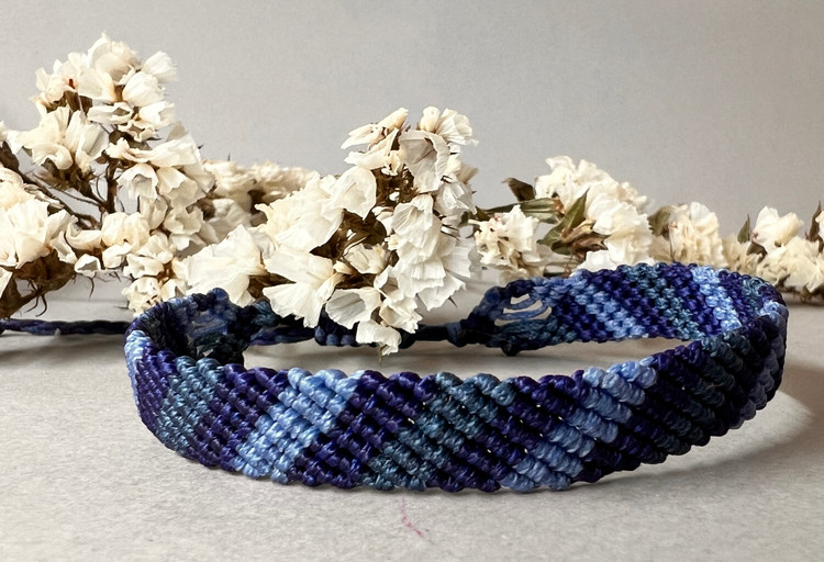 دستبند مکرومه مدل بافت کج رنگبندی( سورمه ای ، آبی)