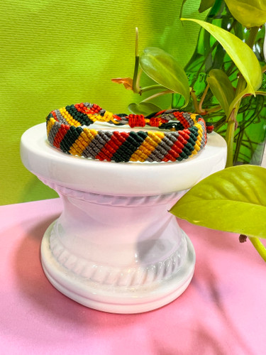 دستبند مکرومه مدل اسپرت بافت کج رنگ بندی شاد