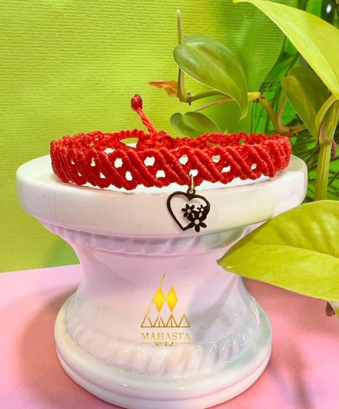 دستبند مکرومه ترکیب با آویز طلا طرح قلب