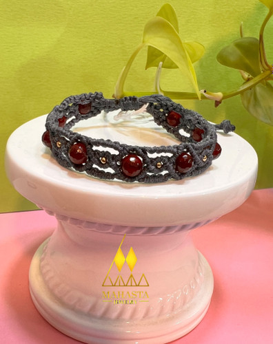 دستبند مکرومه ترکیب با سنگ دونه اناری و گوی طلا