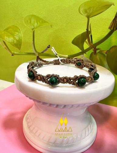 دستبند مکرومه مدل دایره ای وخطی طیف رنگ خاکی ترکیب با سنگ سبز وگویطلا مدل