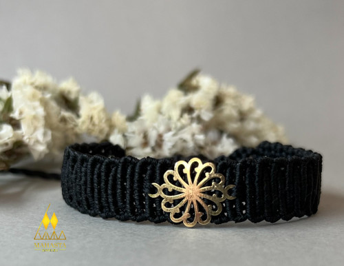 دستبند مکرومه مدل مارپیچ ترکیب با پلاک طلارنگ مشکی