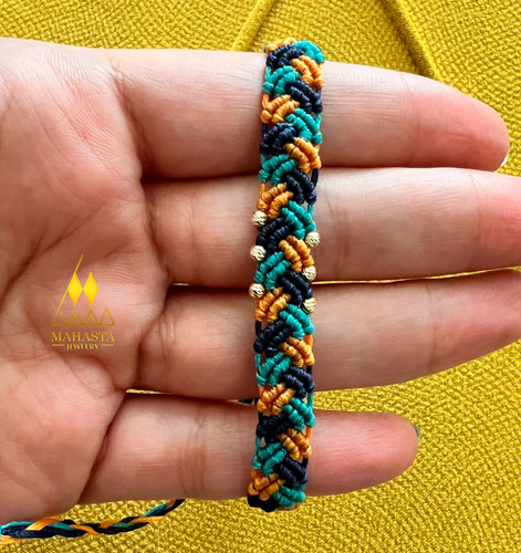 دستبند مکرومه مدل ضربدری ترکیب با گوی طلا رنگ شاد