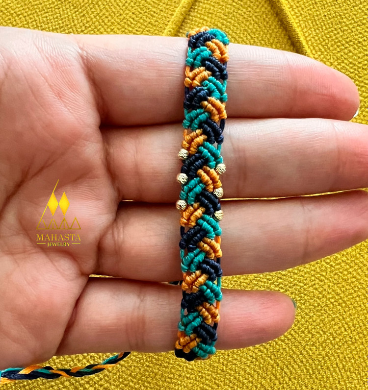 دستبند مکرومه مدل ضربدری ترکیب با گوی طلا رنگ شاد