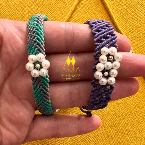 دستبند مکرومه ترکیب با گل مروارید وگوی طلا رنگ شاد