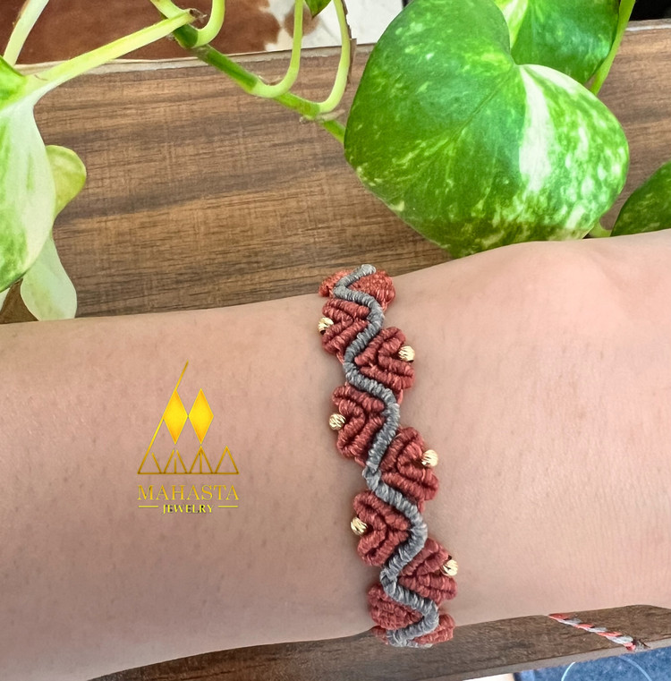 دستبند مکرومه مدل گل لاله ترکیب با گوی طلا