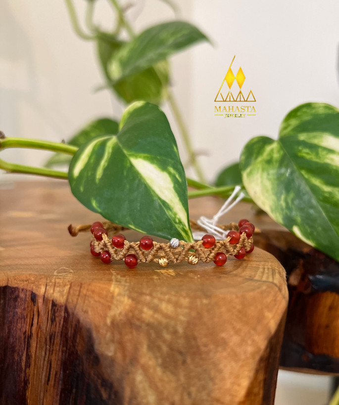 دستبندمکرومه مدل زیگزاگ ترکیب با سنگ عقیق و گوی طلا طیف رنگ کرم