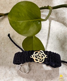 دستبند مکرومه مدل مارپیچ ترکیب با پلاک طلا رنگ سورمه ای