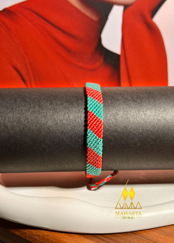 دستبند مکرومه مدل خطی طیف رنگ ( آبی ، قرمز)