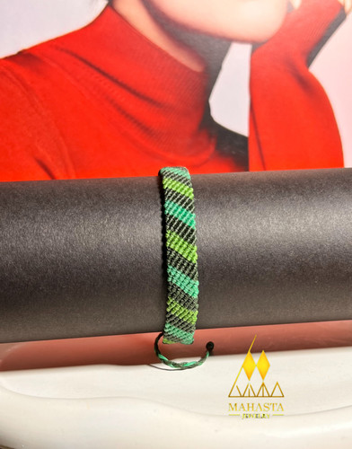 دستبند مکرومه مدل خطی طیف رنگ سبز