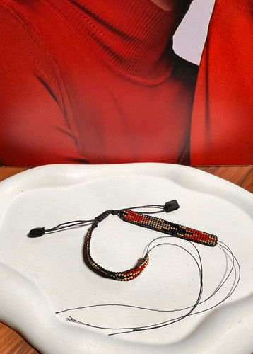 دستبند نیمه آماده میوکی با مهرههای قرمز و مشکی، بافت ساده اسپرت، طوسی): خرید دستبند نیمه آماده میوکی ترکیب رنگ های طلایی و طوسی ، دستبند بافت ساده شیک و خاص