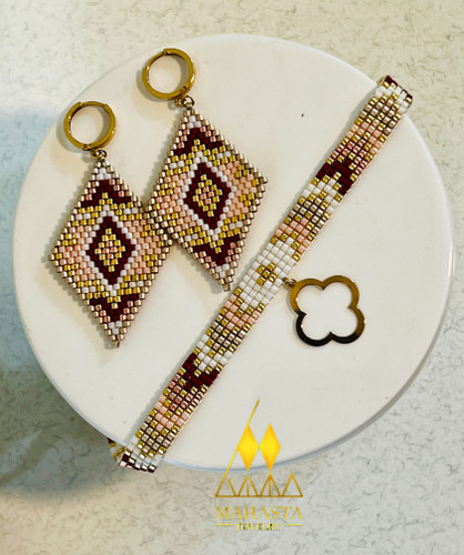 نیم ست چوکر و گوشواره میوکی با آویز طلا – طرح سفید و صورتی