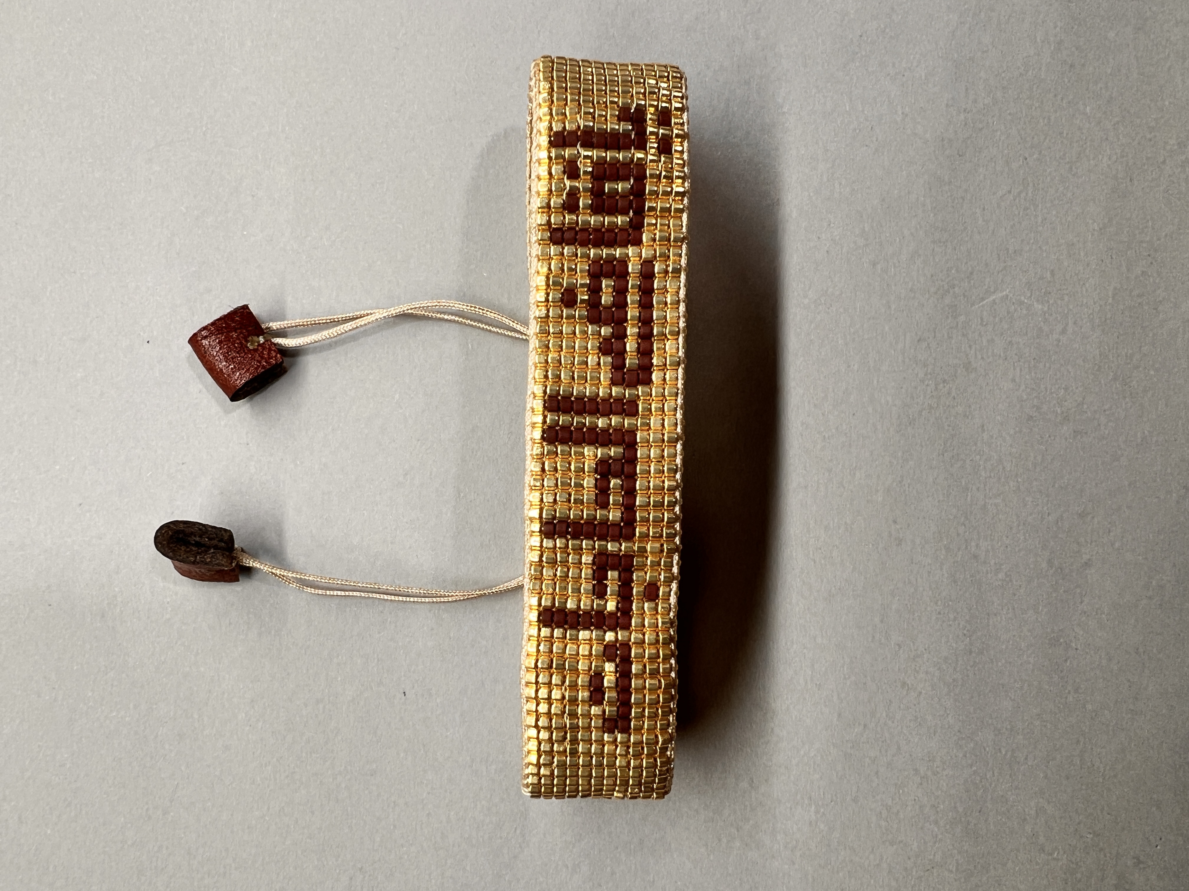 دستبند میوکی با نام خدا طیف رنگ قهوه‌ای طلایی