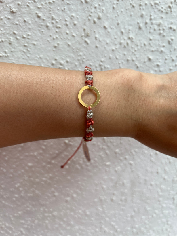 دستبند مکرومه مدل گل ریز ترکیب با پلاک دایره