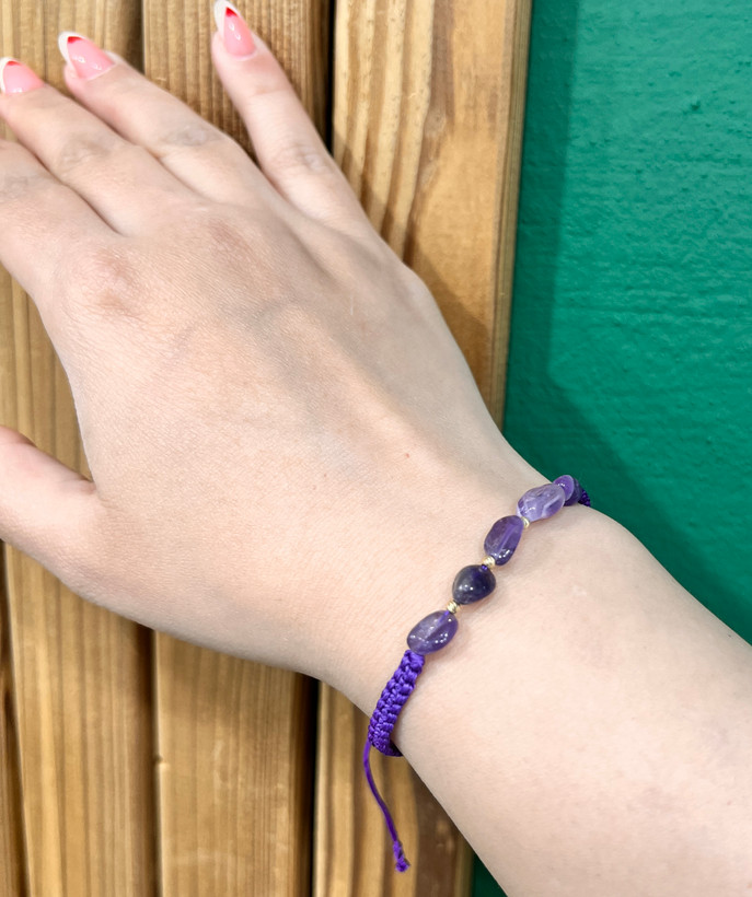 دستبند مکرومه طلا زنانه با سنگ آمیتیست و گوی البرنادو کد 1046