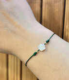 دستبند مکرومه طلا زنانه مدل مینیمال با گل صدف و گوی البرنادو کد g1047